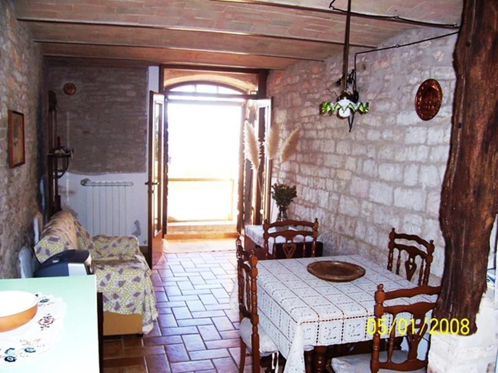 Appartamento Nel Castello Presso Gubbio Fossato di Vico Szoba fotó